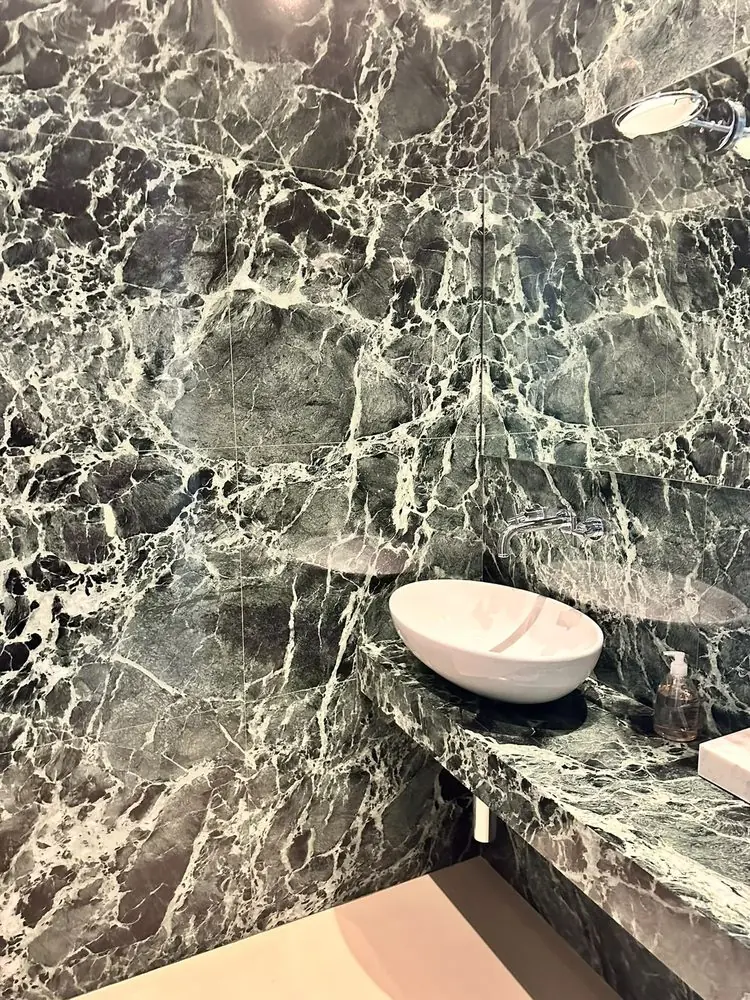 Bagno in marmo pregiato